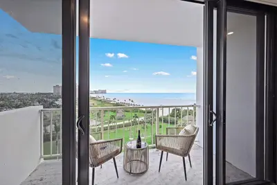 Image de Condo sur la plage wi / vues panoramiques sur Crescent Beach et piscine spacieuse et chauffée
