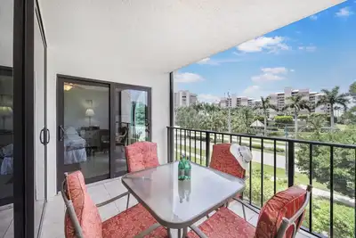 Image de Élégant condo dans un emplacement imbattable en face de South Beach