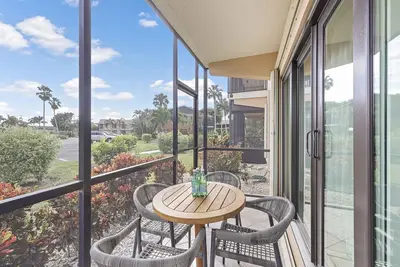 Image de Condo paisible avec deux piscines chauffées, à pied de la plage et des restaurants du résident