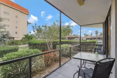 Image de Condo paisible au premier étage avec piscine chauffée et à quelques pas de la plage de Tigertail
