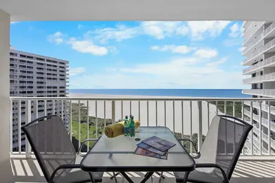 Image de Accrocheur condo en bord de mer w / piscine chauffée et des vues imprenables sur l'océan
