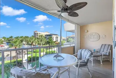 Image de Condo lumineux et propre dans une communauté calme avec piscine chauffée et à pied de South Beach