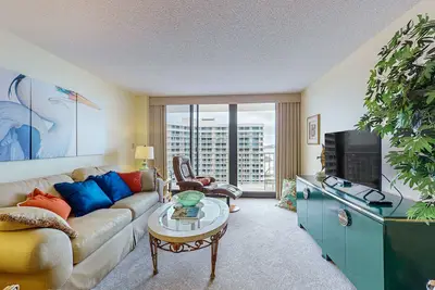 Image de Condo sur le bord de l'océan avec bord de bateau, piscine partagée, tennis et accès direct à la plage!