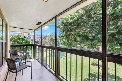 Image de Charmant condo isolé avec deux piscines chauffées et à quelques pas de la plage