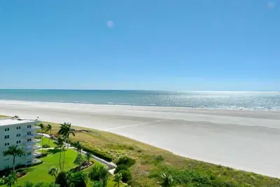 Image de Condo magique en bord de mer avec piscine chauffée et vue sur l'océan