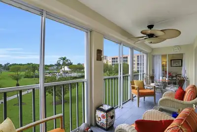 Image de Condo coloré de style île avec piscine chauffée, bain à remous et à quelques pas de la plage