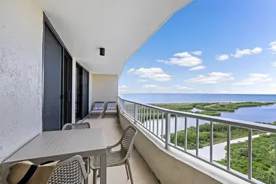 Image de Penthouse en bord de mer avec vues spectaculaires et piscine chauffée