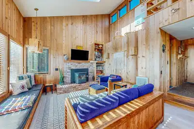 Image de Ocean View home w \/ piscines partagées, tennis et saunas - 2 chiens Ok!
