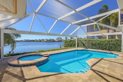 Image de Maison élégante en bord de mer avec vue spectaculaire, piscine chauffée et bain à remous