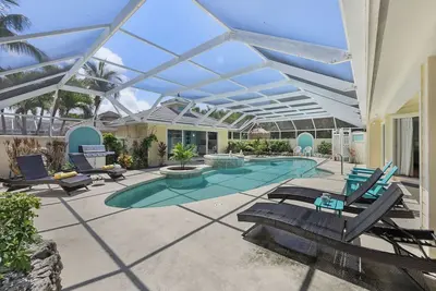 Image de Maison privée et maison d'hôtes entourant la cour avec piscine chauffée et bain à remous