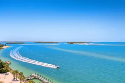 Image de Top condo étage en bord de mer avec une vue imprenable sur l'océan, piscine chauffée et bain à remous