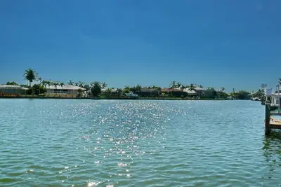 Image de Maison au bord de l'eau avec piscine chauffée et vues parfaites avec une carte postale