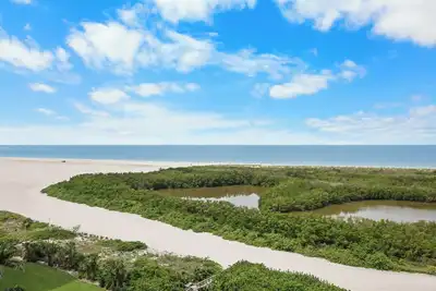 Image de Lumineux condo en bord de mer w / piscine chauffée et balcon Tigertail Beach