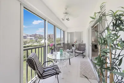 Image de Relaxant condo w \/ piscine chauffée, bain à remous, et à quelques pas de la plage