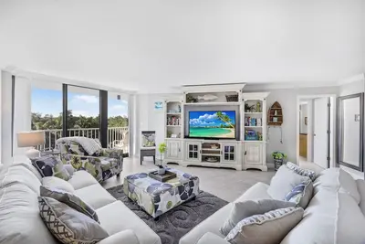 Image de Séduisant condo en bord de mer dans une communauté de style complexe avec piscine chauffée