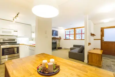Image de Retraite 1br Confortable Dans les Bois, Pour 4 Personnes, Bain à Remous Partagé et Parking Gratuit