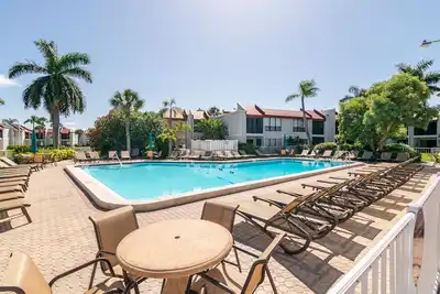 Image de Beau condo de 2 chambres avec piscine, ���� quelques pas de la plage!