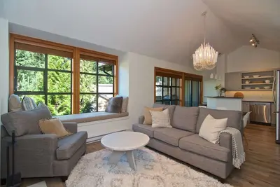 Image de Maison magnifique et spacieuse dans les bois de Upper Village