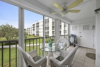 Image de Condo côtière de style w / piscine chauffée, bain à remous et à quelques pas de la plage