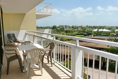 Image de Invitant condo en bord de mer w / balcon spacieux et piscine chauffée