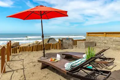 Image de Beau condo de plage w \/ semi-privé Designer plage Décoré & A \/ C équipée