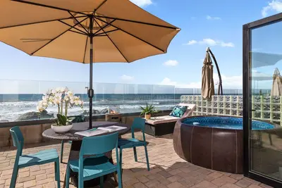 Image de Incroyablement spacieux 3 Br Beach Level Home, concepteur décoré et A \/ C