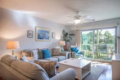 Image de Mise à jour deuxième étage Condo True Blue Golf \/ Tennis \/ Piscine Accessible 10f