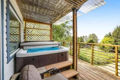 Image de Chaleureux et accueillant condo w \/ vue sur l'océan et le pont w \/ gril à gaz! Courte promenade à la plage