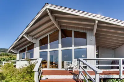 Image de Maison acceptant les chiens avec vue sur l'océan et un bain à remous privé!