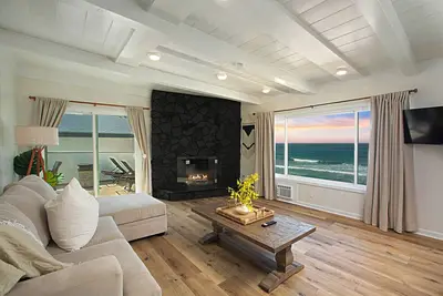 Image de Oceanfront 3 Br à Oceanside, Californie, décoré par un designer et équipé de la climatisation