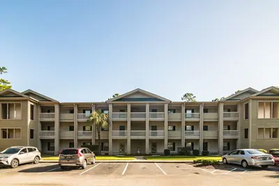 Image de 1er étage Condo True Blue Golf \/ Tennis \/ Piscine Accessible Près de la plage 54d