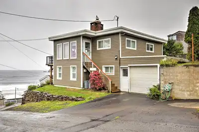 Image de Splendide Oceanside Home w \/ Ocean View by Beach!