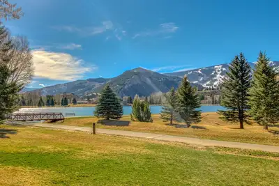Image de évasion alpine confortable avec bain à remous partagé près de Nottingham Lake!