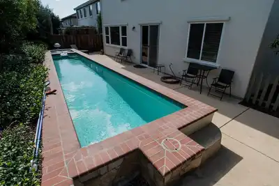 Image de Maison du côté est avec accès au sentier fluvial, piscine pour la nage en longueur, spa et plus encore!