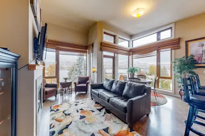 Image de condo élégant w \/ bain à remous, piscine et lac vues partagées, accès à la plage à proximité!