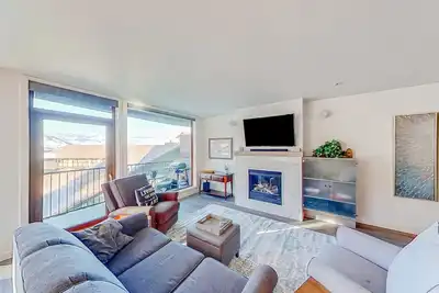 Image de Piscine partagée, bain à remous et autres commodités, plus un balcon et une cheminée!