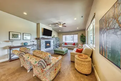 Image de Location de famille exceptionnelle w / patio, piscine communautaire, club-house et un bain à remous!