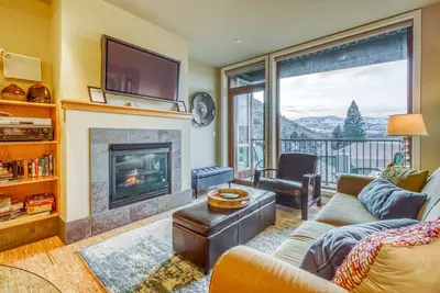 Image de Joli condo avec bain à remous \/ piscine partagée, vue sur le lac, à distance de marche à l'eau!