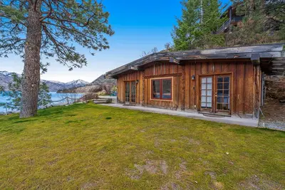 Image de Isolé et confortable, maison privée au bord du lac w \/ quai et une vue imprenable!