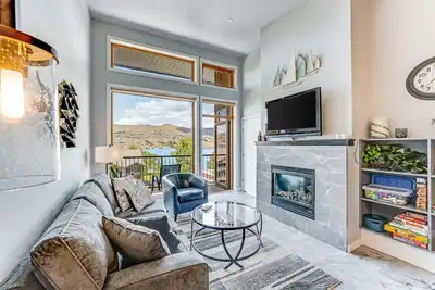 Image de Condo bien situé avec terrasse, piscine et bain à remous partagés, endroit calme
