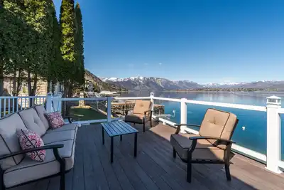 Image de Belle maison rénovée Lakefront avec quai et vue offre des chances infinies pour le plaisir!