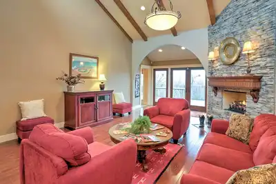 Image de Maison de ville rustique Fayetteville avec foyer et 3 terrasses