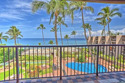 Oceanfront Lahaina Condo w / balcon et accès à la piscine!