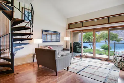 Image de condo Lakefront w \/ quai partagé, piscine, bain à remous, et tennis