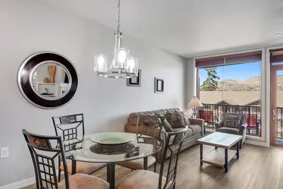 Image de Confort de style complexe avec piscine partagée, bain à remous et vue sur le lac!