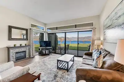 Image de Condo au bord du lac avec vue sur le lac, piscine partagée, bain à remous et plus!