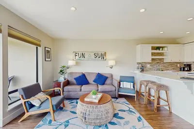 Image de Lac / vue sur la piscine de premier étage condo avec jacuzzi partagé!
