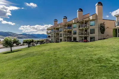 Image de Charmant condo au bord du lac avec piscine partagée, bain à remous et quai