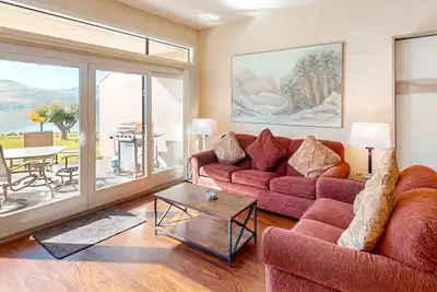Image de Condo au bord du lac w / bain à remous partagé, piscine et autres commodités de la station