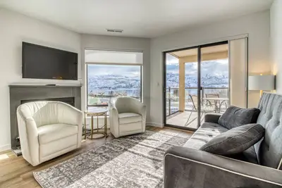 Image de condo confortable avec lac et vue sur la montagne, des piscines, un bain Ă remous, dock, et plus!